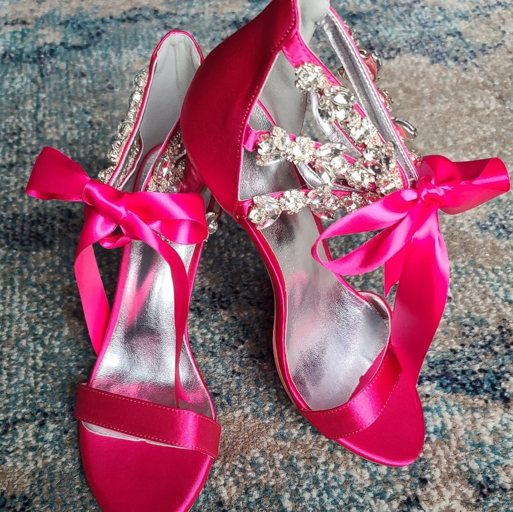 4 in Fuchsia Heels size 9